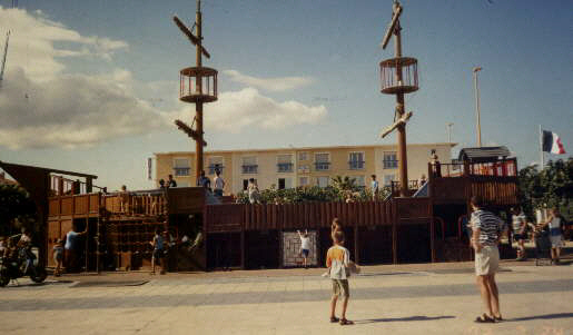 Kletterschiff auf dem Marktplatz von Port Barcars